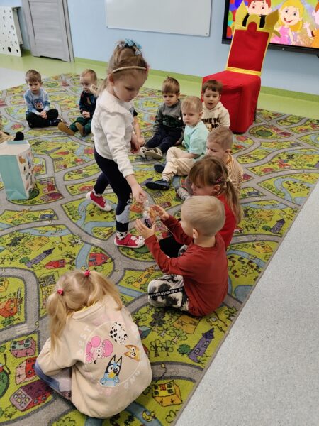 Wiktorka świętuje w przedszkolu 4. urodzinki.