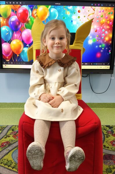 Oleńka świętuje w przedszkolu 4. urodzinki.