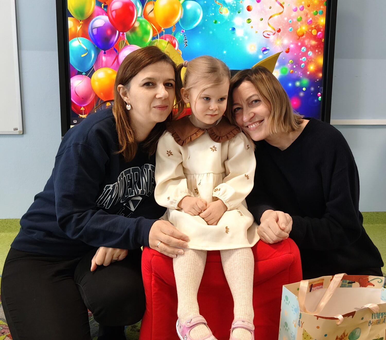 Oleńka świętuje w przedszkolu 4. urodzinki.