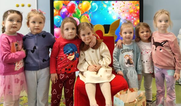 Oleńka świętuje w przedszkolu 4. urodzinki.