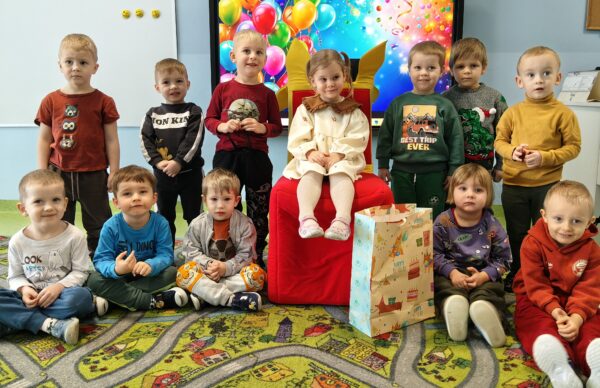 Oleńka świętuje w przedszkolu 4. urodzinki.