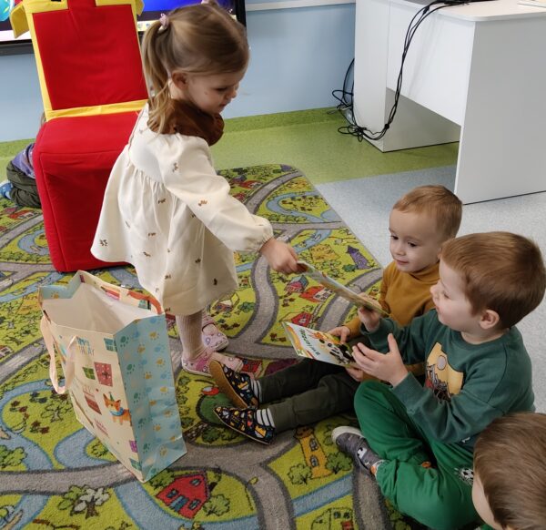 Oleńka świętuje w przedszkolu 4. urodzinki.