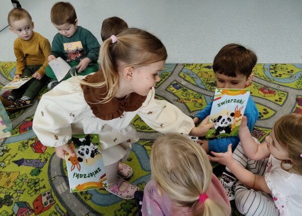 Oleńka świętuje w przedszkolu 4. urodzinki.