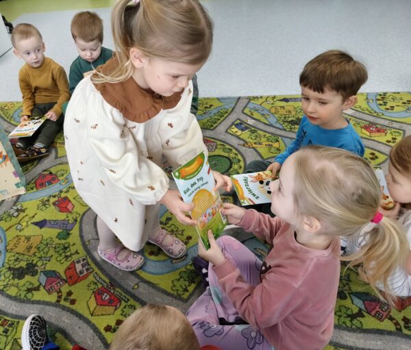 Oleńka świętuje w przedszkolu 4. urodzinki.