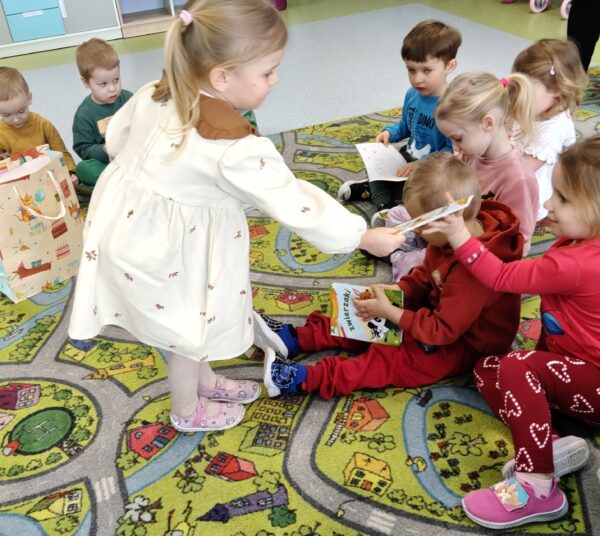 Oleńka świętuje w przedszkolu 4. urodzinki.