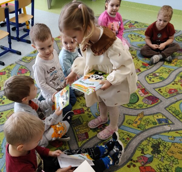 Oleńka świętuje w przedszkolu 4. urodzinki.