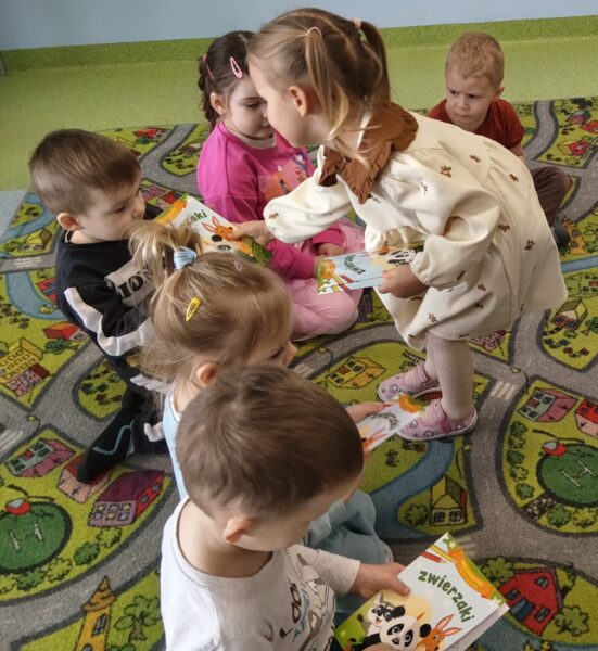 Oleńka świętuje w przedszkolu 4. urodzinki.