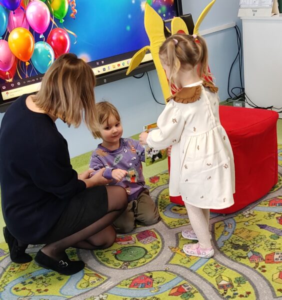 Oleńka świętuje w przedszkolu 4. urodzinki.