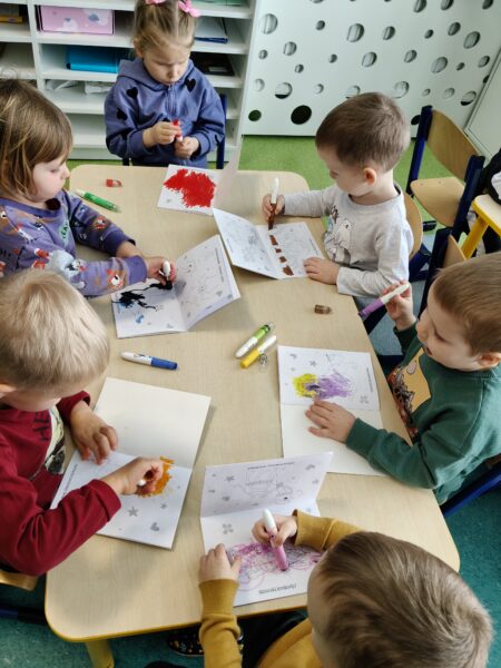 Oleńka świętuje w przedszkolu 4. urodzinki.