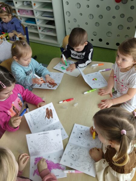 Oleńka świętuje w przedszkolu 4. urodzinki.