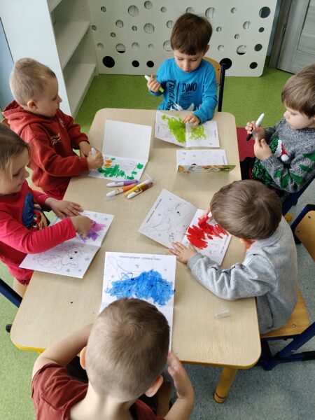 Oleńka świętuje w przedszkolu 4. urodzinki.