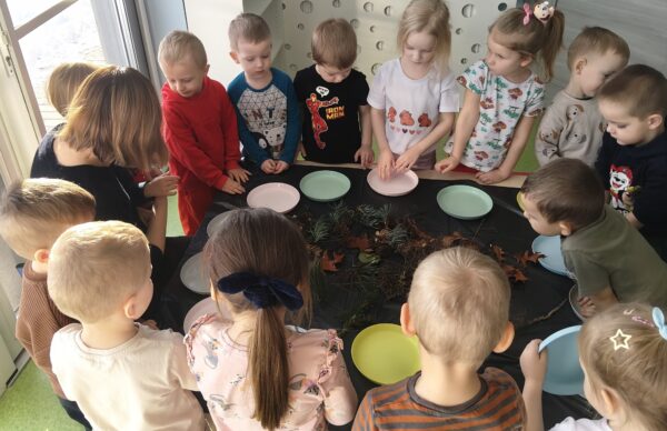 Misie wykonują lodowe pejzaże.