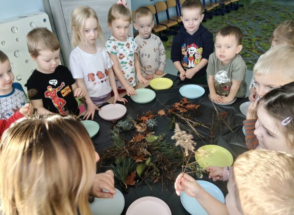 Misie wykonują lodowe pejzaże.