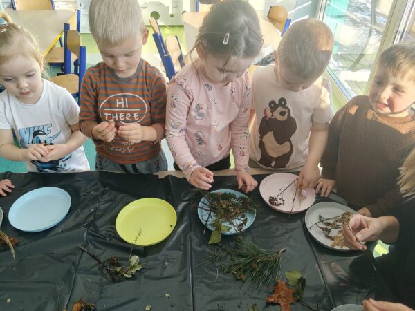 Misie wykonują lodowe pejzaże.