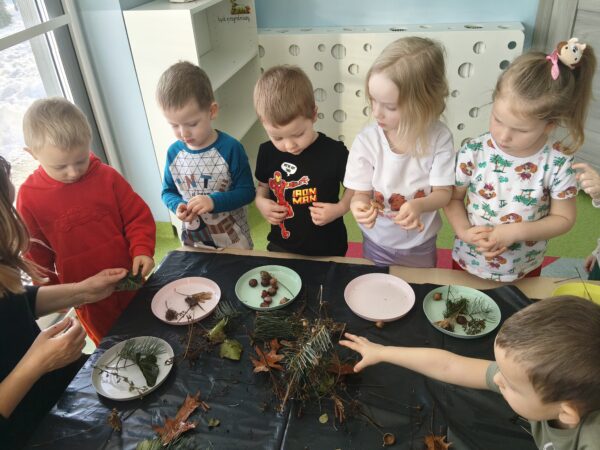 Misie wykonują lodowe pejzaże.