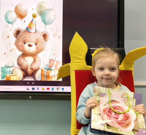 Zosieńka świętuje w przedszkolu 3. urodzinki.