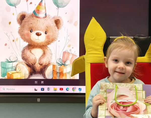 Zosieńka świętuje w przedszkolu 3. urodzinki.