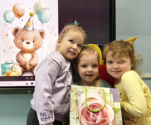 Zosieńka świętuje w przedszkolu 3. urodzinki.