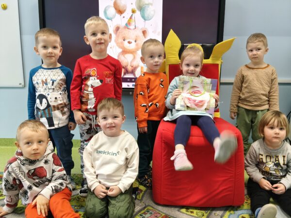 Zosieńka świętuje w przedszkolu 3. urodzinki.