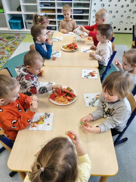 Zosieńka świętuje w przedszkolu 3. urodzinki.