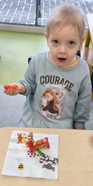 Zosieńka świętuje w przedszkolu 3. urodzinki.