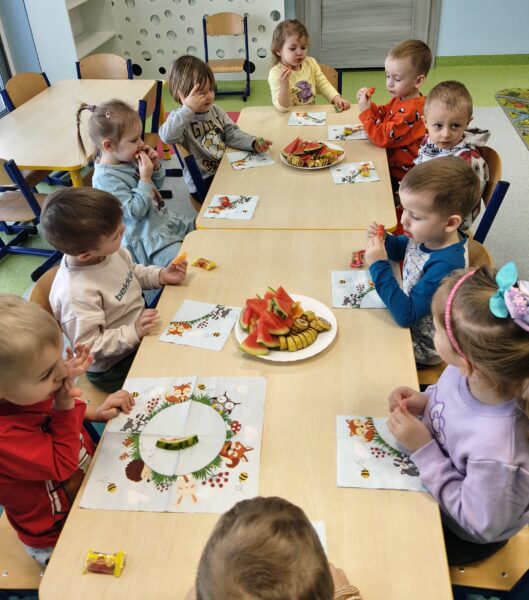 Zosieńka świętuje w przedszkolu 3. urodzinki.