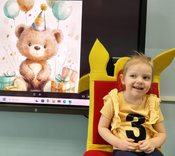 Zosieńka świętuje w przedszkolu 3. urodzinki.