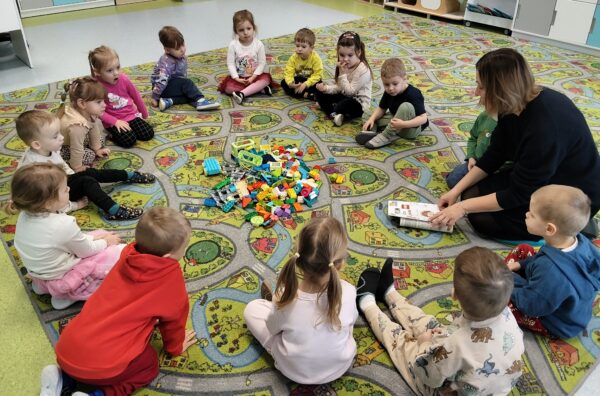 Misie świętują Międzynarodowy Dzień Lego.