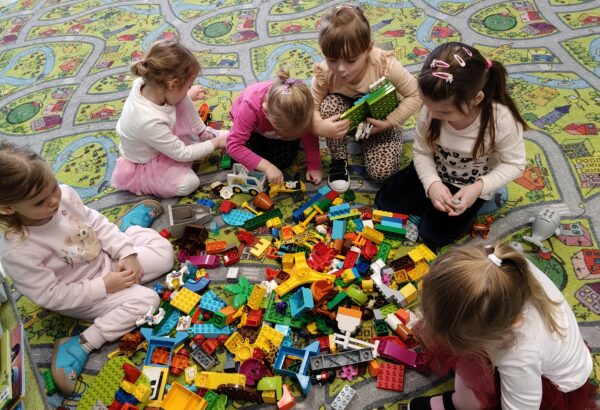 Misie świętują Międzynarodowy Dzień Lego.