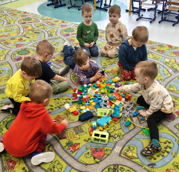 Misie świętują Międzynarodowy Dzień Lego.