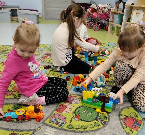 Misie świętują Międzynarodowy Dzień Lego.