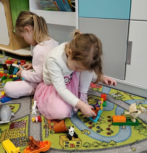 Misie świętują Międzynarodowy Dzień Lego.