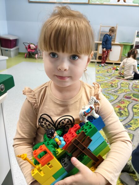 Daria i jej budowla z klocków lego.