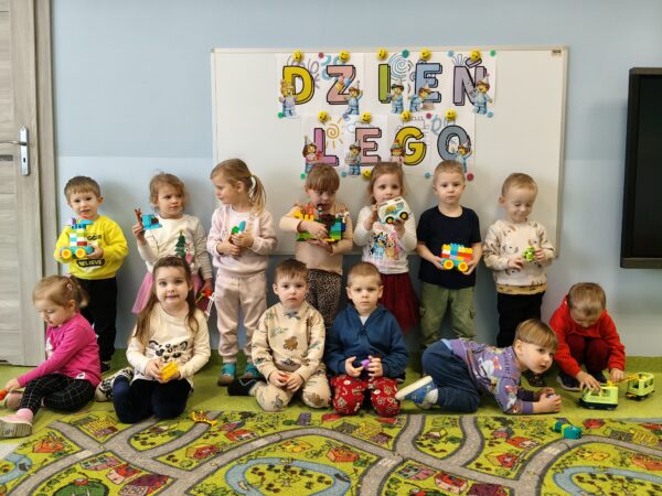 Misie świętują Międzynarodowy Dzień Lego.