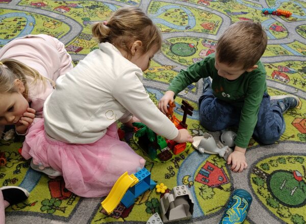 Misie świętują Międzynarodowy Dzień Lego.