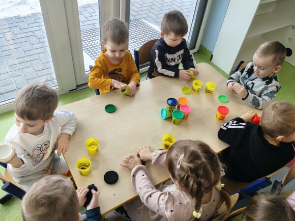 Misie poznają właściwości nowego tworzywa - ciastoliny.