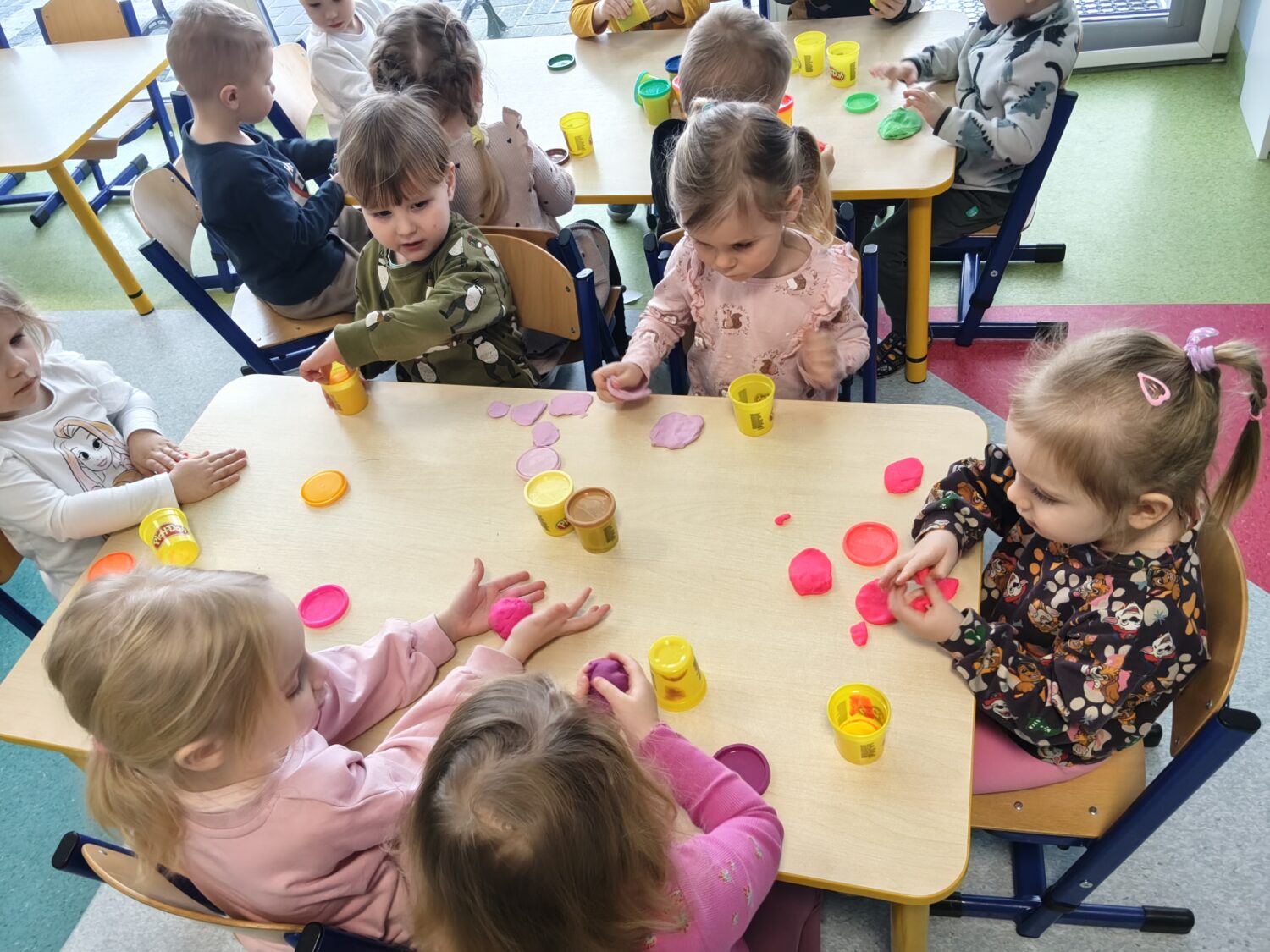 Misie poznają właściwości nowego tworzywa - ciastoliny.