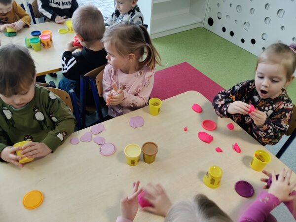 Misie poznają właściwości nowego tworzywa - ciastoliny.