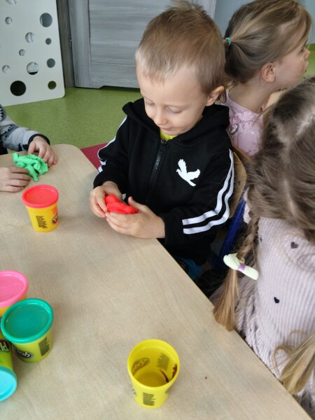 Misie poznają właściwości nowego tworzywa - ciastoliny.