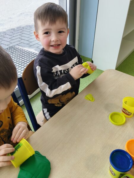 Misie poznają właściwości nowego tworzywa - ciastoliny.