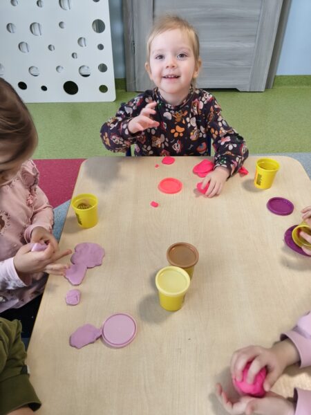 Misie poznają właściwości nowego tworzywa - ciastoliny.