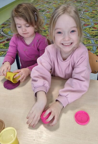 Misie poznają właściwości nowego tworzywa - ciastoliny.