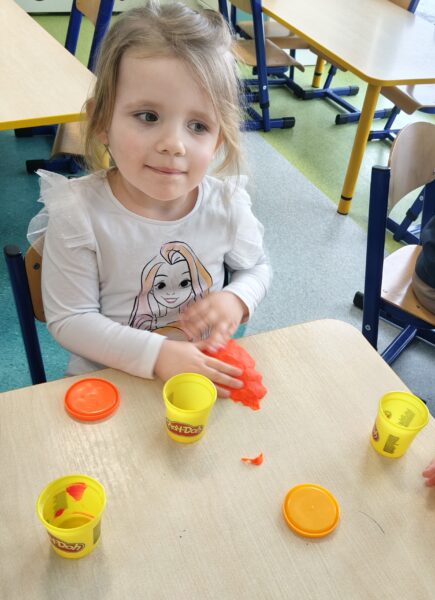 Misie poznają właściwości nowego tworzywa - ciastoliny.