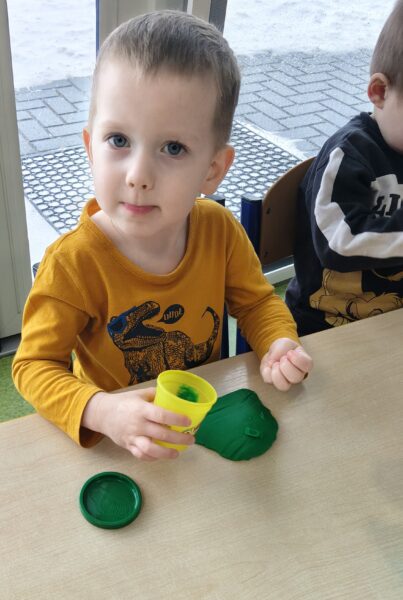 Misie poznają właściwości nowego tworzywa - ciastoliny.