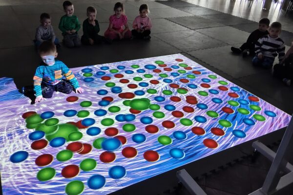 Misiowe zabawy z wykorzystaniem dywanu interaktywnego.