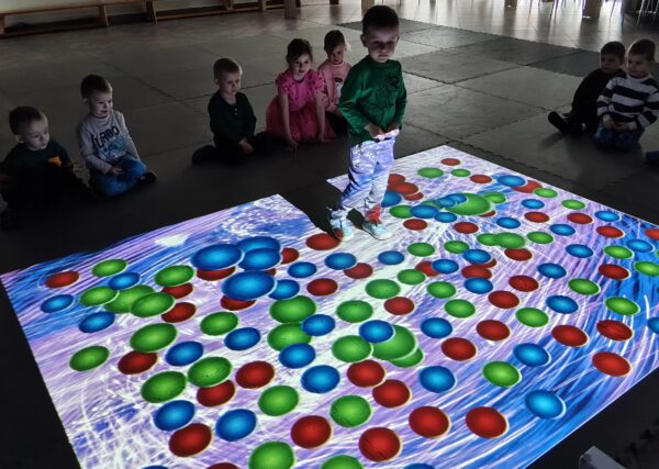 Misiowe zabawy z wykorzystaniem dywanu interaktywnego.