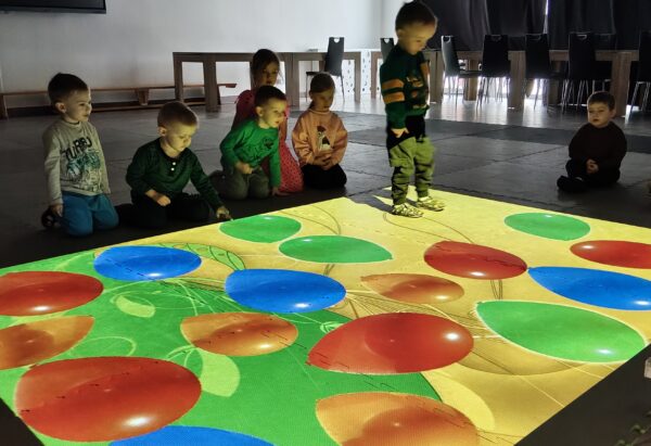 Misiowe zabawy z wykorzystaniem dywanu interaktywnego.