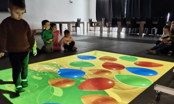 Misiowe zabawy z wykorzystaniem dywanu interaktywnego.