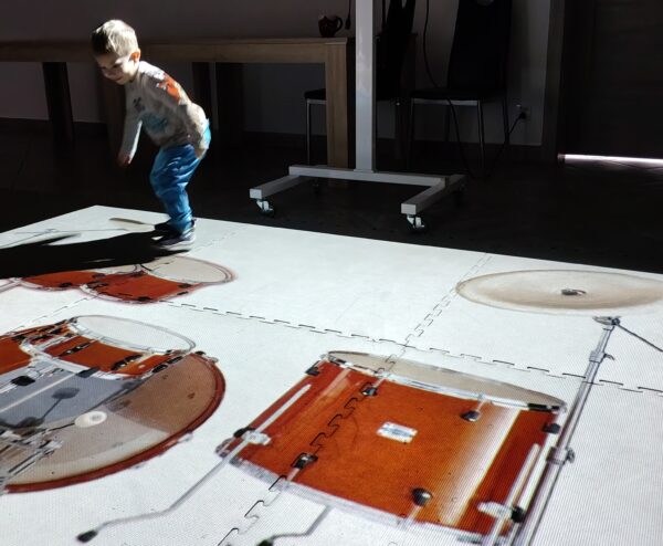 Misiowe zabawy z wykorzystaniem dywanu interaktywnego.