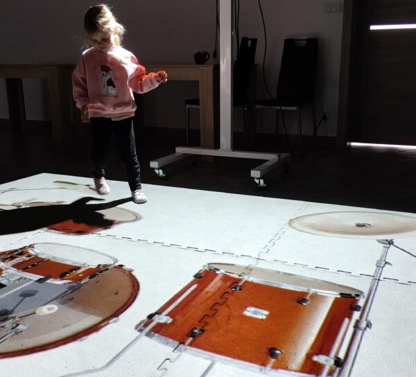 Misiowe zabawy z wykorzystaniem dywanu interaktywnego.